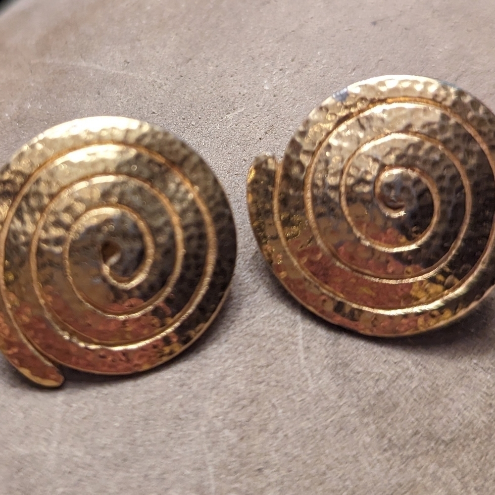 Monet Disk Earrings Signed Vintage Hammered 10kt gp gold toned coiled circular - Picture 8 of 11